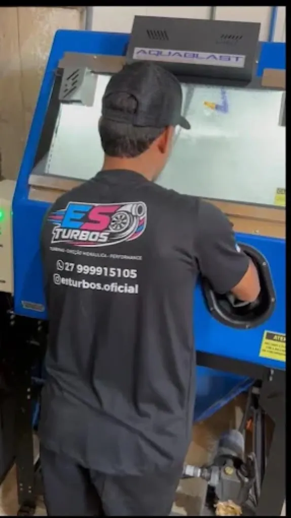Técnico conferindo o painel de uma bancada de teste