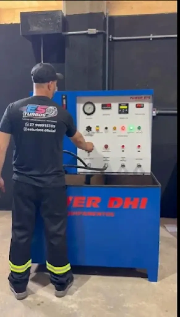 Equipamento de teste de direção hidráulica em uso
