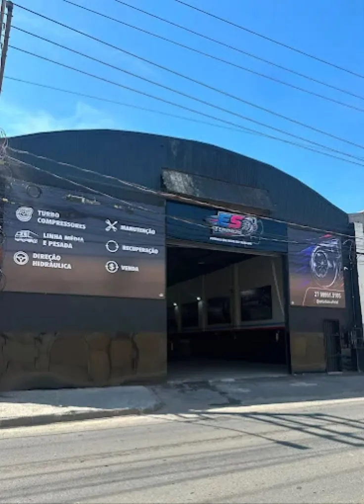 Fachada e estrutura da oficina ES Turbos